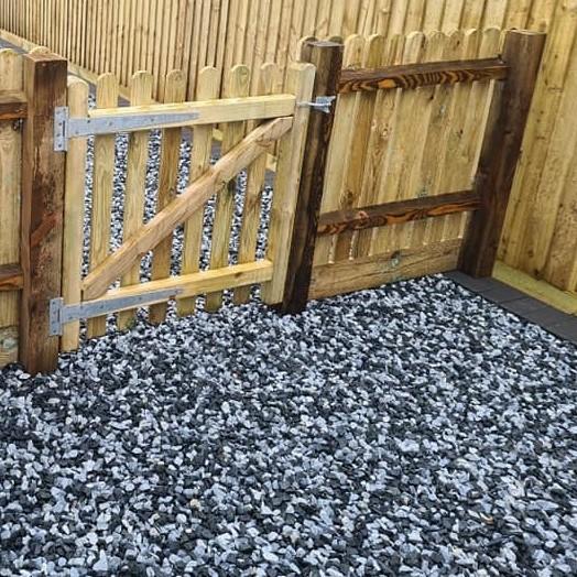 Black Ice Chippings 20mm driveway with fencing